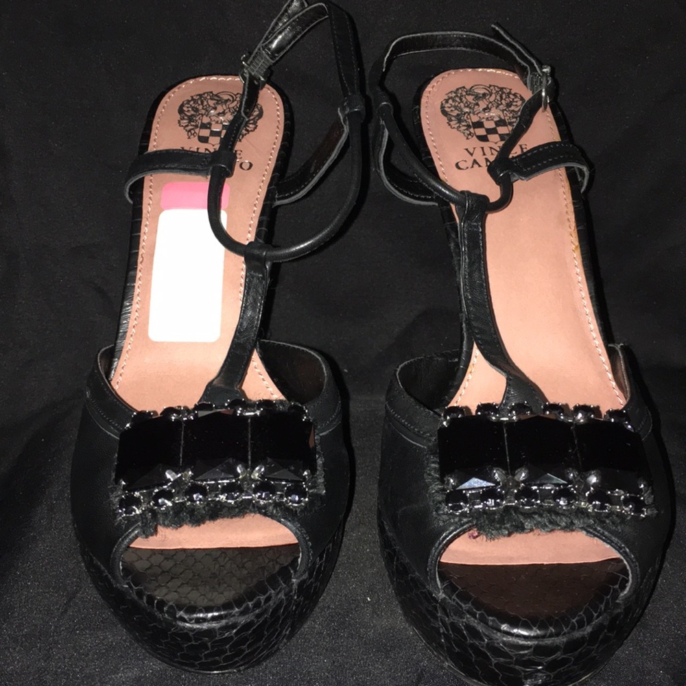 LIKE NEW Vince Camuto peep toe heels
